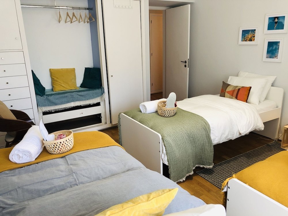 Bett im Wohnheim 1 Schlafzimmer mit Gartenblick Soul Lab Residency Estoril - Hostel