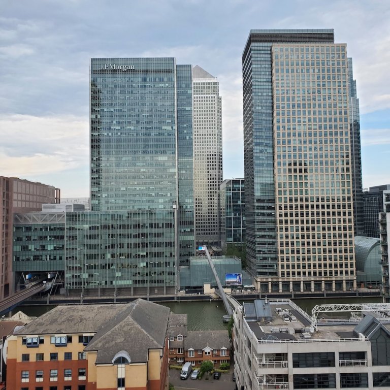 Апартаменты Captivating 2-bed Apartment in Canary Wharf London