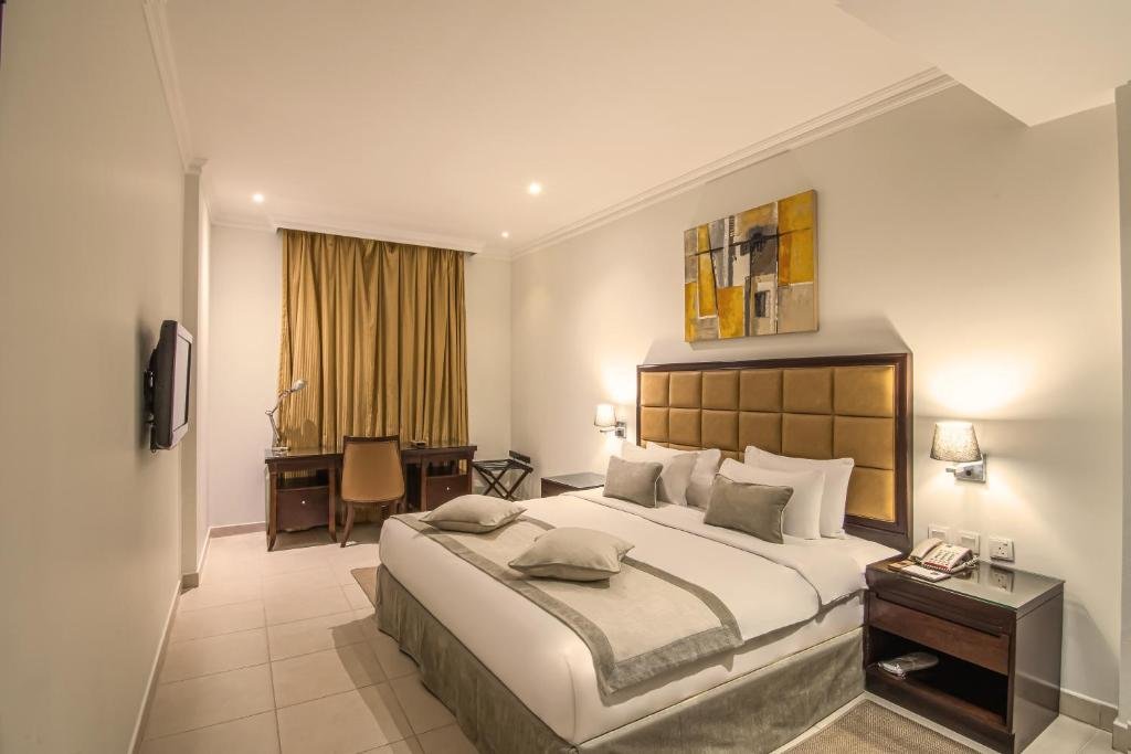 Номер Deluxe Corp Executive Hotel Doha Suites