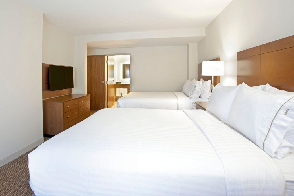 Четырёхместный номер Standard Holiday Inn Express Hotel & Suites Austin Downtown - University, an IHG Hotel