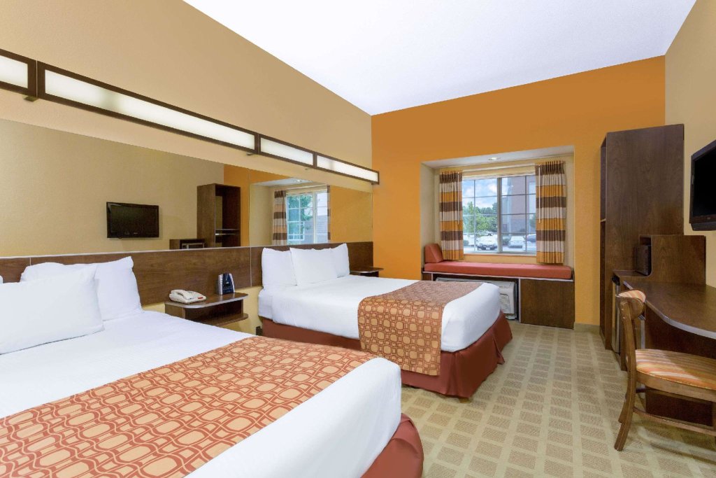 Четырёхместный номер Standard Microtel Inn & Suites by Wyndham Greenville/University Medic