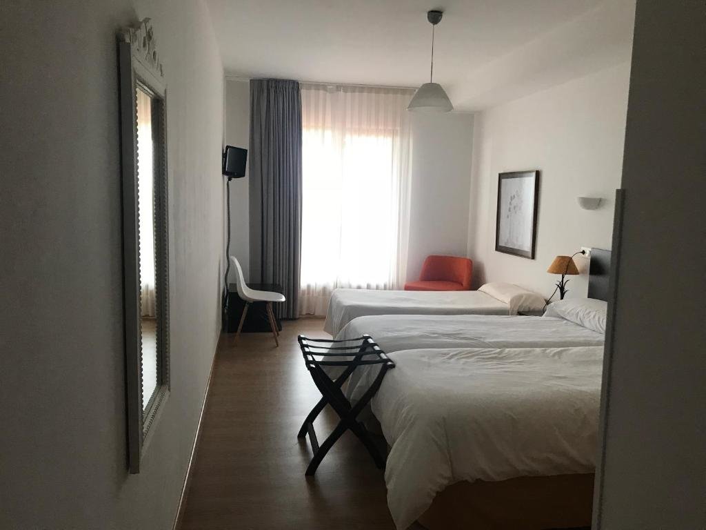 Standard triple chambre avec balcon Hotel Montañés