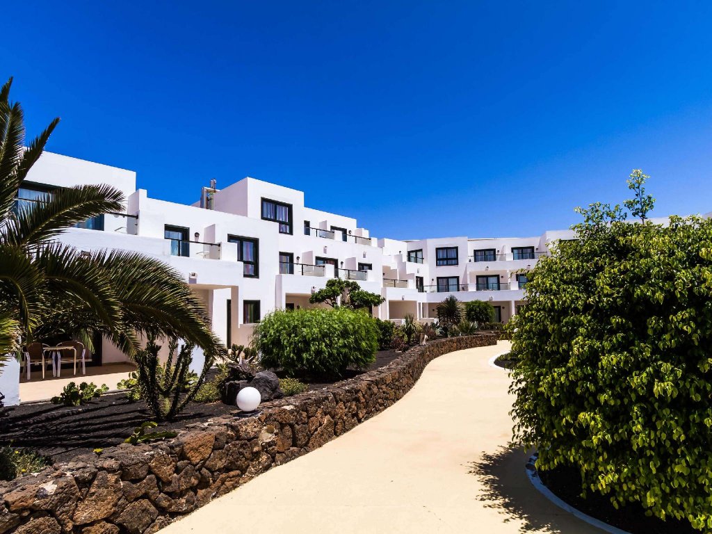 Кровать в общем номере Hotel BlueBay Lanzarote