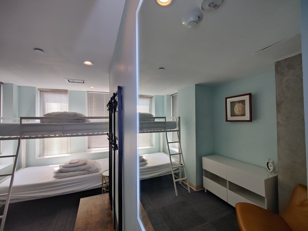 Кровать в общем номере с видом на город U Street Capsule Hostel