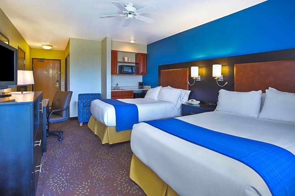 Номер Executive Holiday Inn Express Mackinaw City, an IHG Hotel