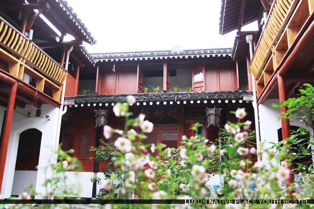Кровать в общем номере (мужской номер) Shaoxing Laotaimen Luxun Native Place Youth Hostel