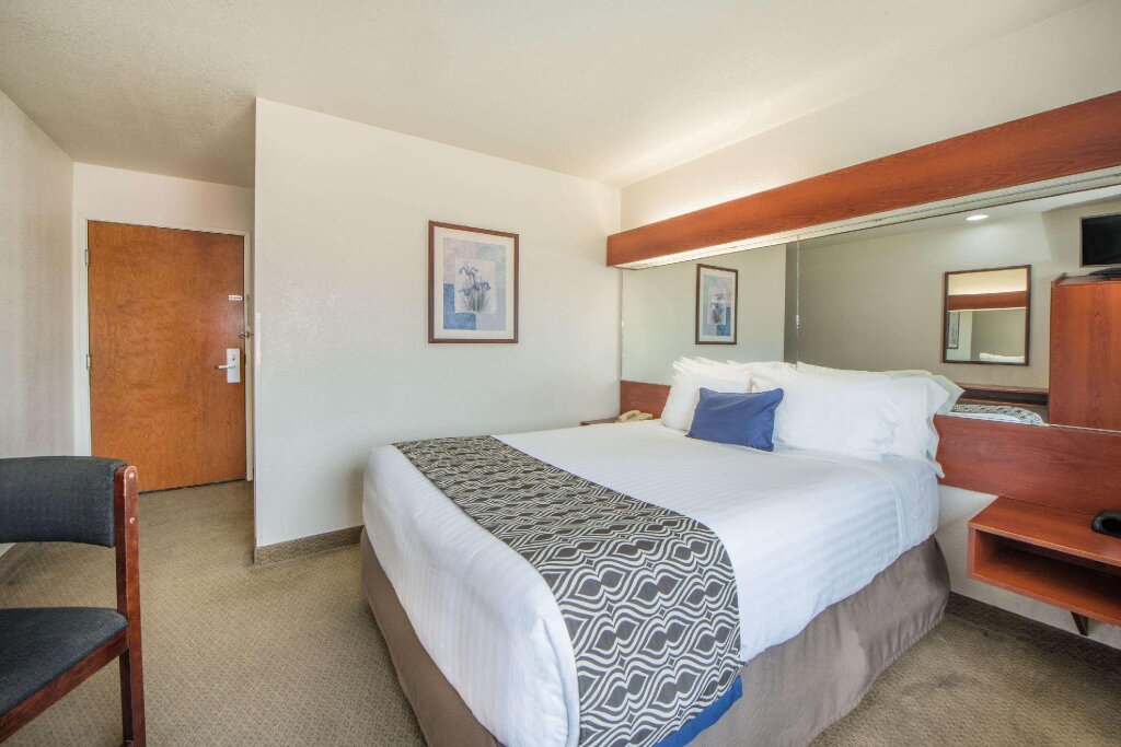 Двухместный люкс Microtel Inn & Suites by Wyndham Miami