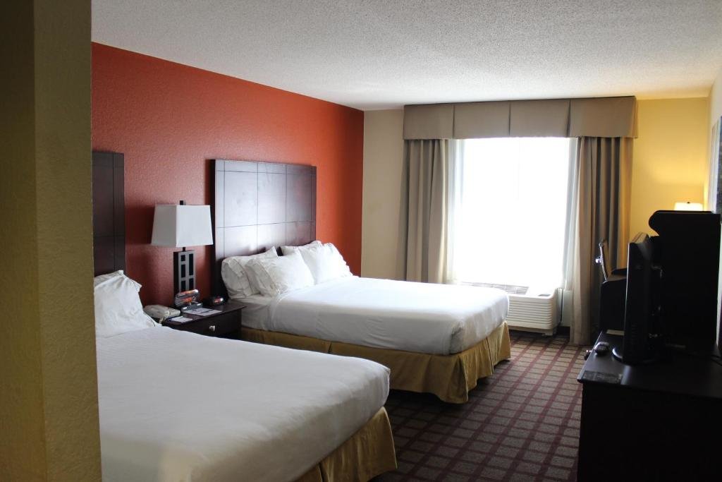 Двухместный номер Standard Holiday Inn Express Hotel & Suites Chicago-Algonquin, an IHG Hotel