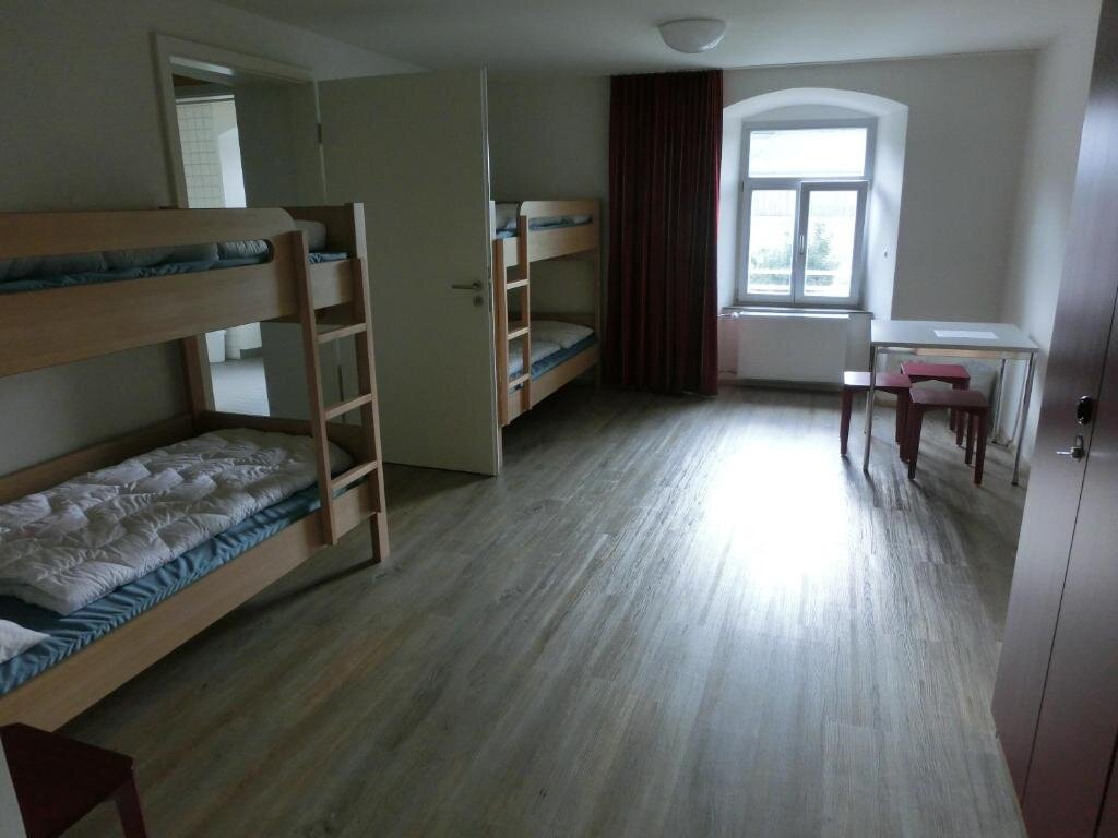 Кровать в общем номере (мужской номер) Jugendherberge Rottweil