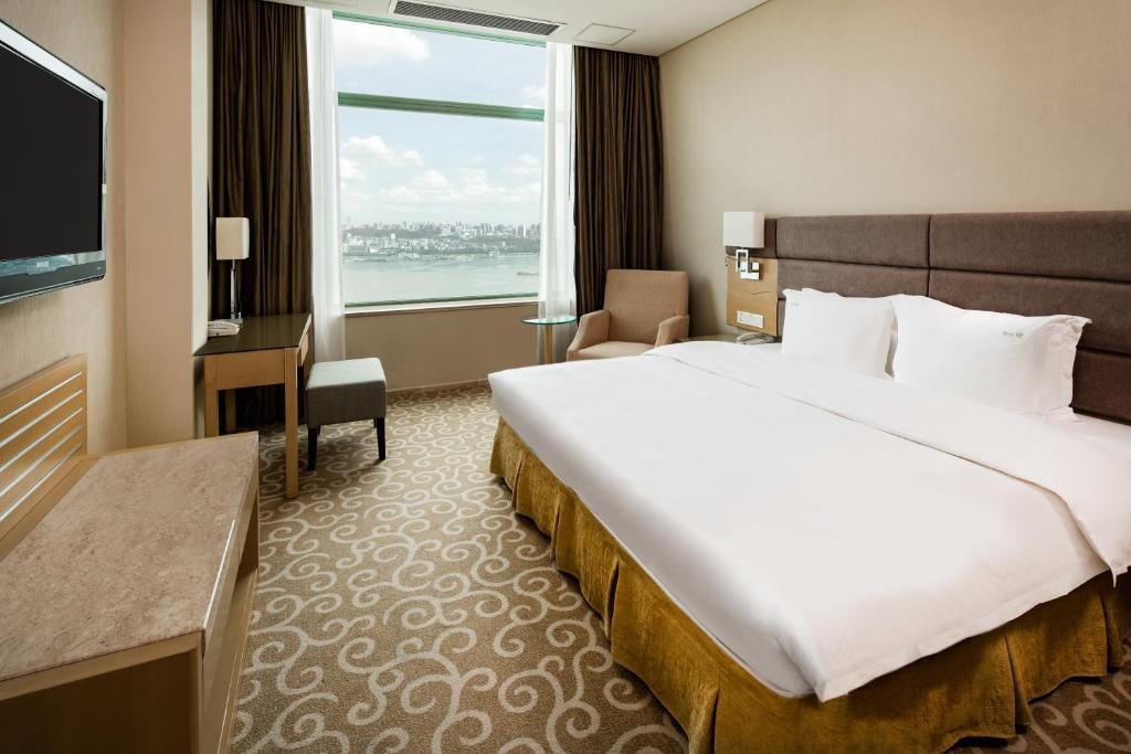 Номер Premium Holiday Inn Riverside Wuhan, an IHG Hotel