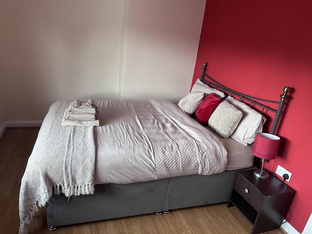 Коттедж Immaculate 3-bed House in Walsall