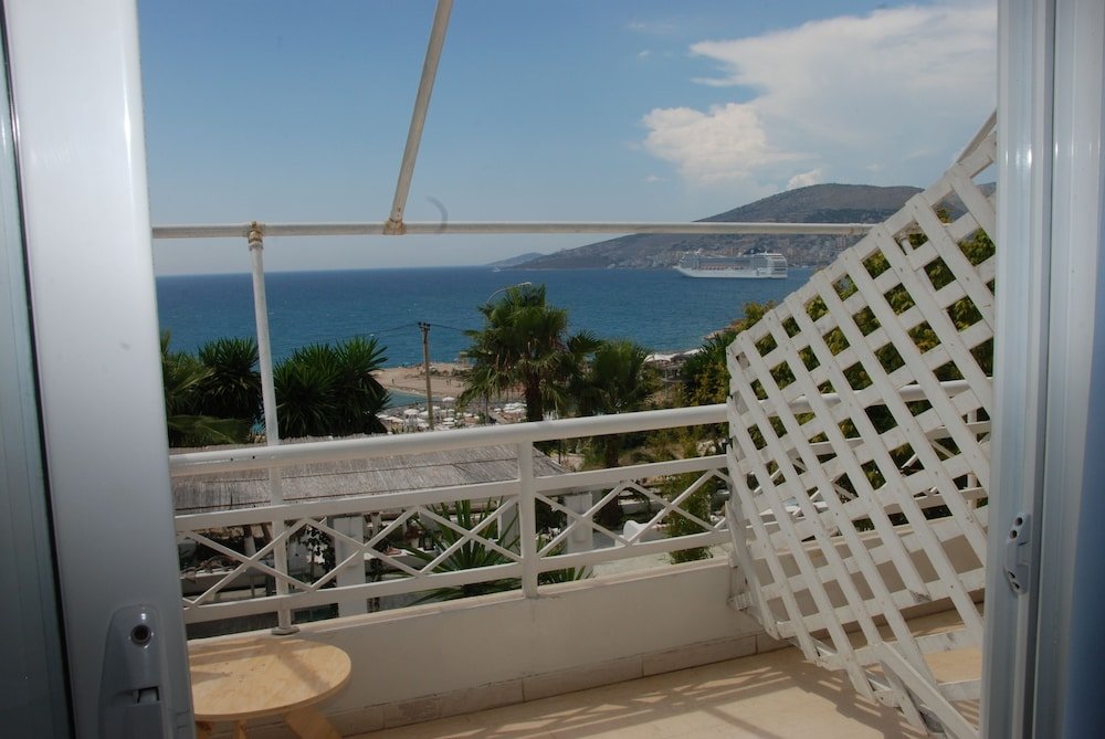 Standard Triple room with balcony and with sea view Hotel Saranda