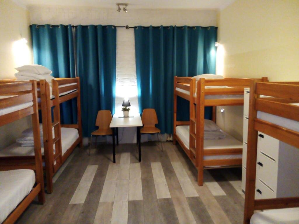 Кровать в общем номере Hostel Chmielna 5 Rooms & Apartments