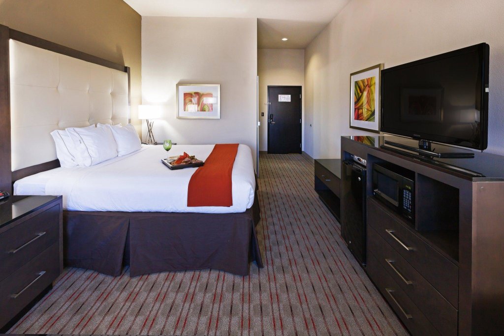 Номер Standard Holiday Inn Express Frisco Legacy Park Area, an IHG Hotel