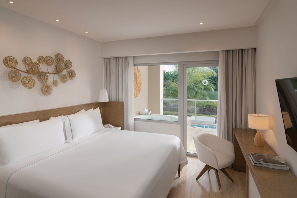 2 Bedrooms Master Suite with balcony Falcon’s Resort by Melia