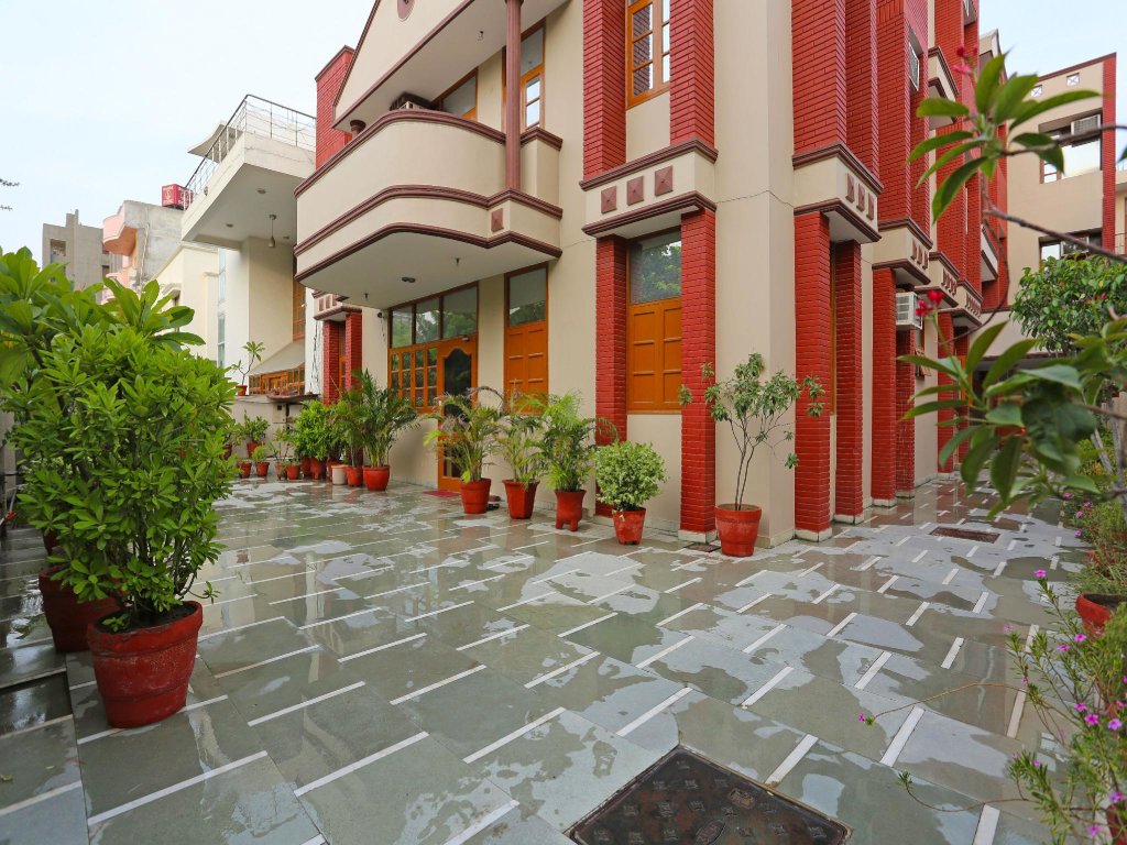 Standard Suite OYO Flagship 402 Hotel Noida Residency