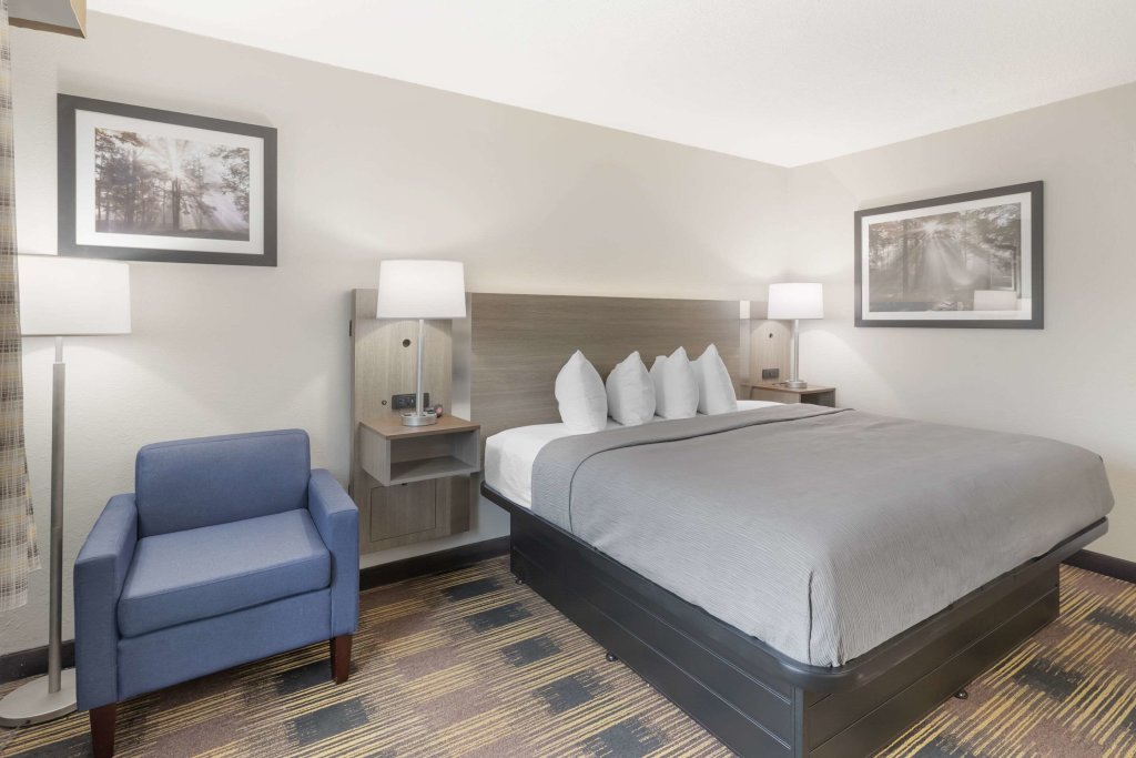 Четырёхместный номер Standard Quality Inn Newton at I-80 RECENTLY ALL ROOMS RENOVATED 2023