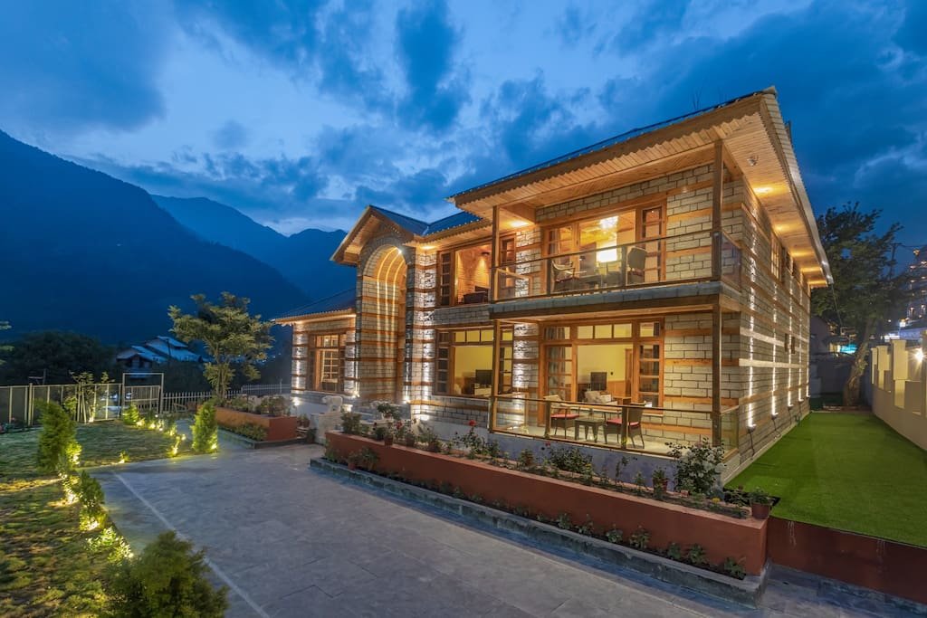 Suite SaffronStays Monarch Manor, Manali - regal mansion with unique - rooms near Mall Road - All clear roads