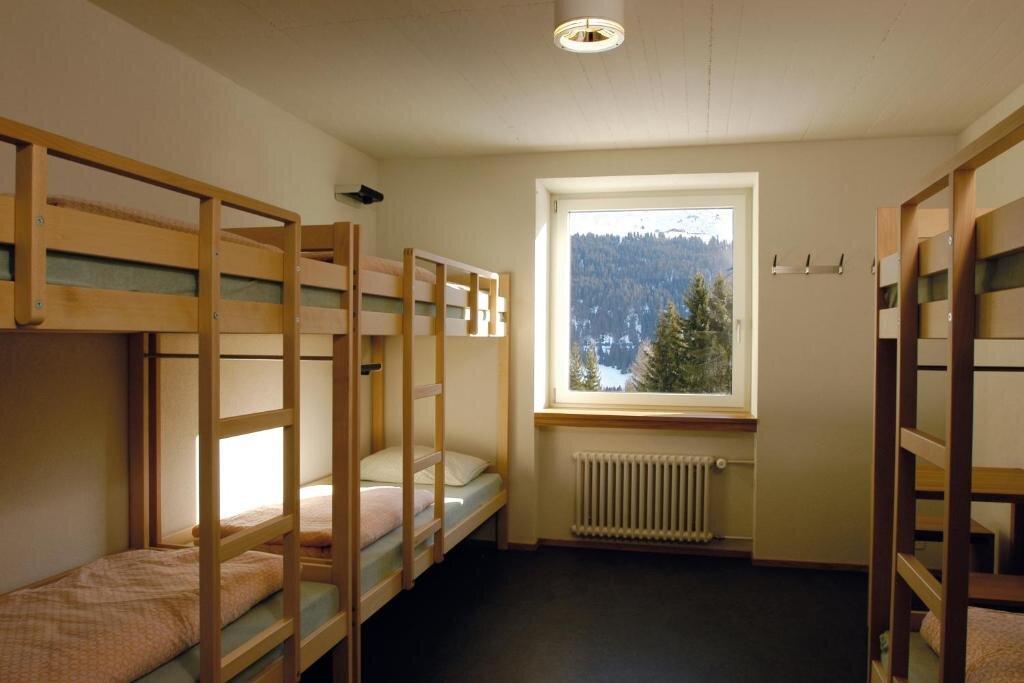 Кровать в общем номере Valbella-Lenzerheide Youth Hostel
