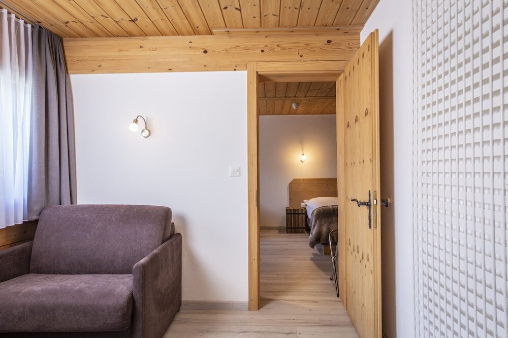 Habitación doble familiar Confort con balcón Hôtel Alpina - Swiss Ski & Bike Lodge Grimentz