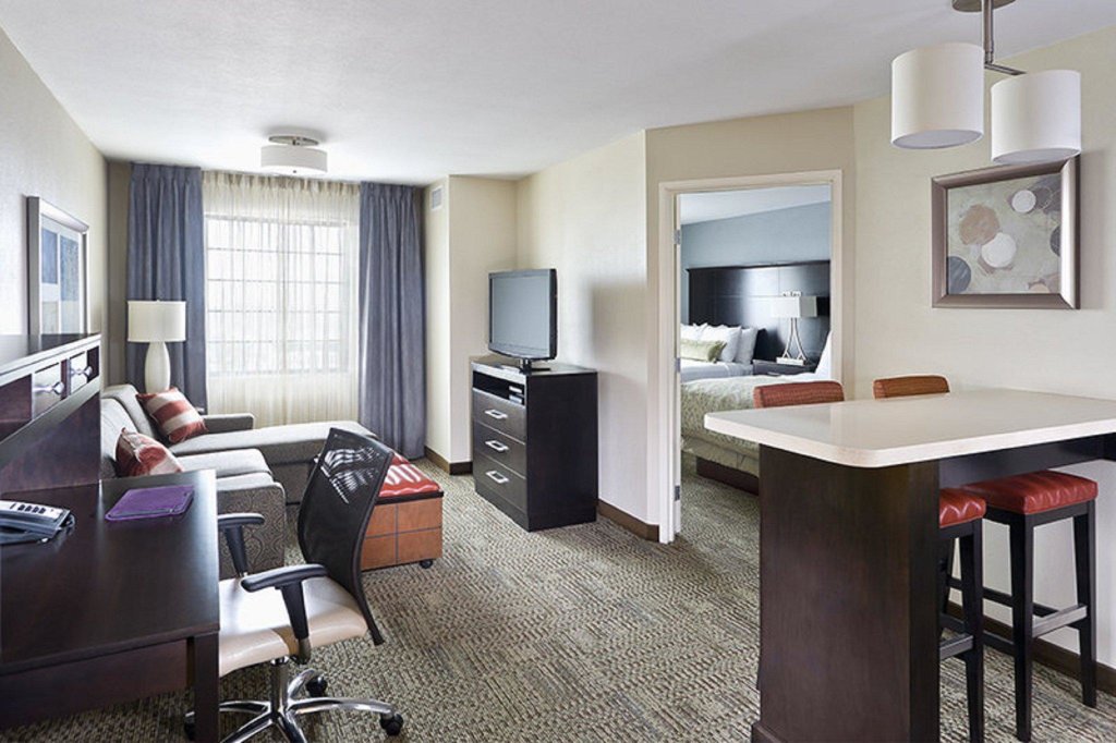 Двухместный номер Standard c 1 комнатой Staybridge Suites Montgomeryville, an IHG Hotel