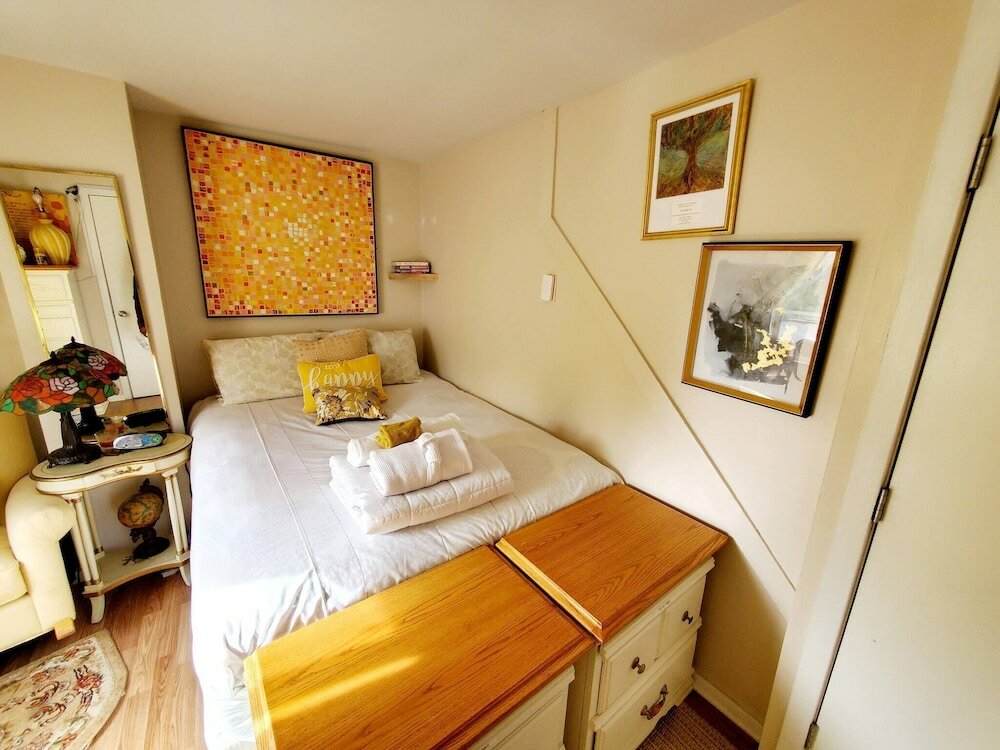 Habitación Estándar Room in Apartment - Cozy Yellow Queen Bed