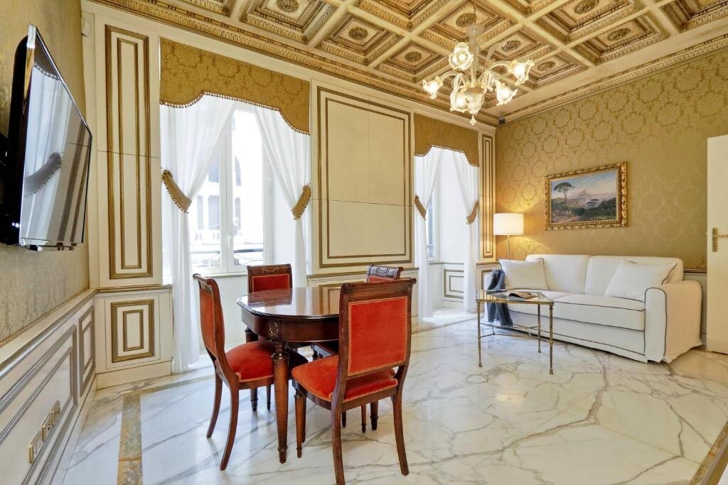 Апартаменты Elegant apartment nearby Trevi Fountain
