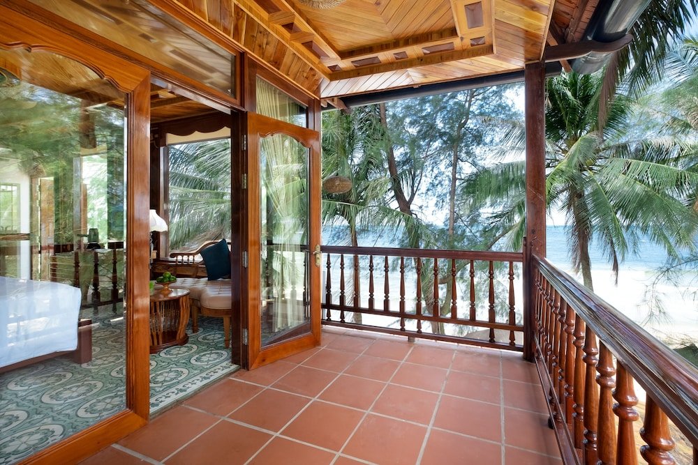 Трёхместный номер Standard с балконом и beachfront Coco Palm Beach Resort & Spa