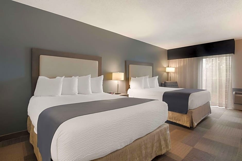 Standard Vierer Zimmer mit Poolblick Best Western St Catharines Hotel & Conference Centre