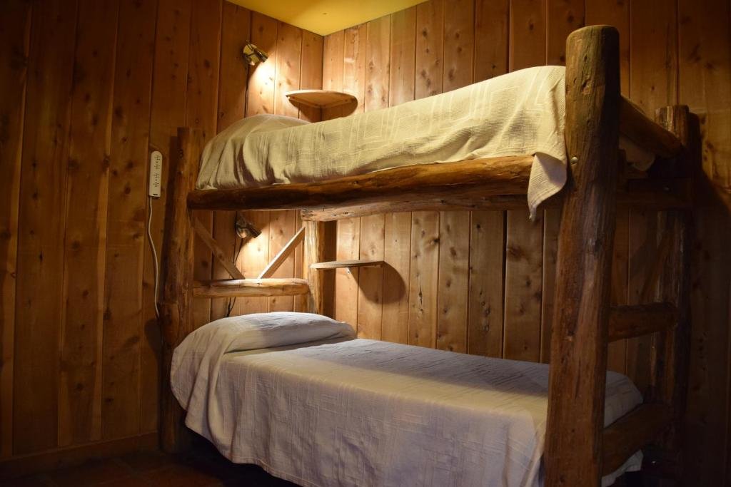 Кровать в общем номере Periko's Youth Hostel