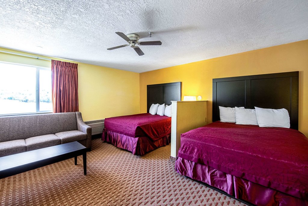 Четырёхместный люкс Rodeway Inn & Suites Monticello