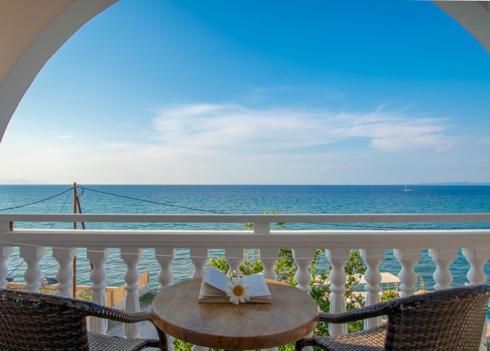 Семейные апартаменты с балконом и с видом на море Agoulos Beach Hotel