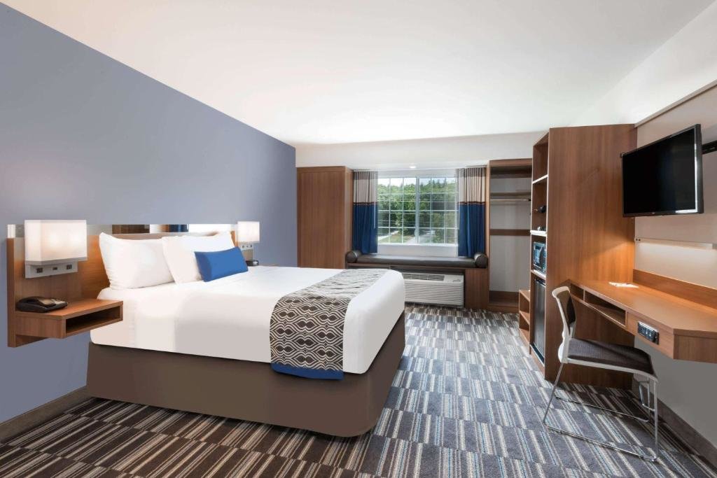 Люкс Microtel Inn & Suites By Wyndham Windham