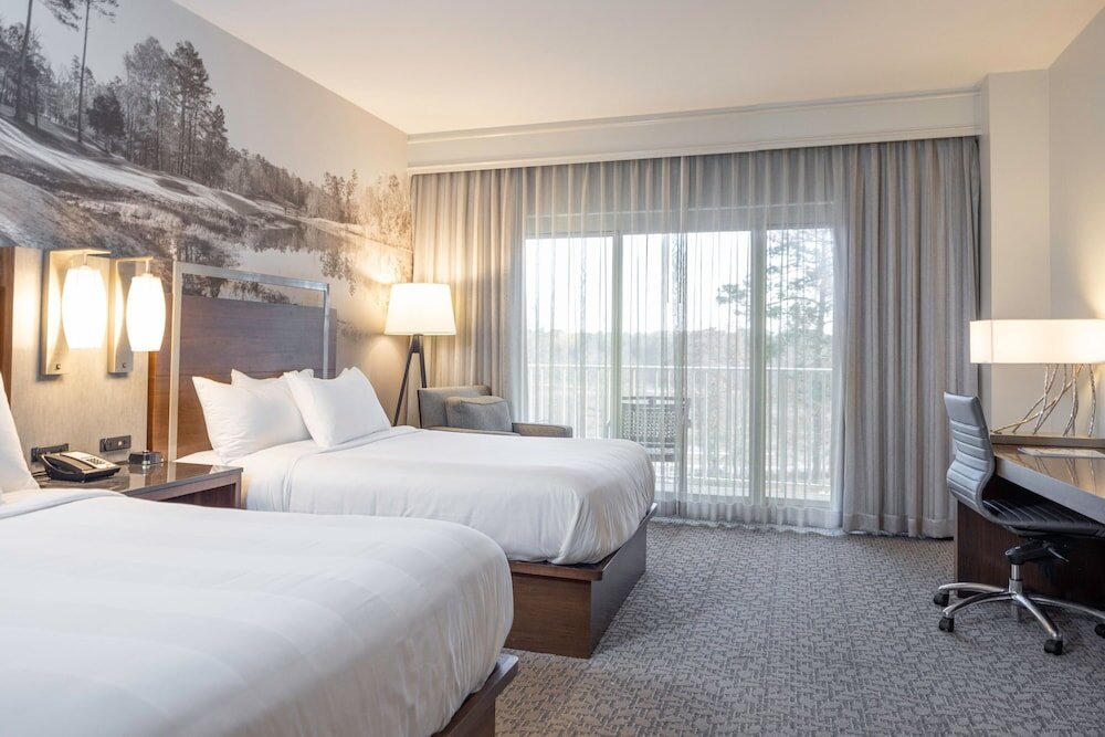 Четырёхместный номер Standard с балконом Auburn Marriott Opelika Resort & Spa at Grand National