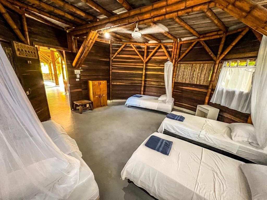 Кровать в общем номере Playa Bonita Hotel EcoCabañas Tayrona