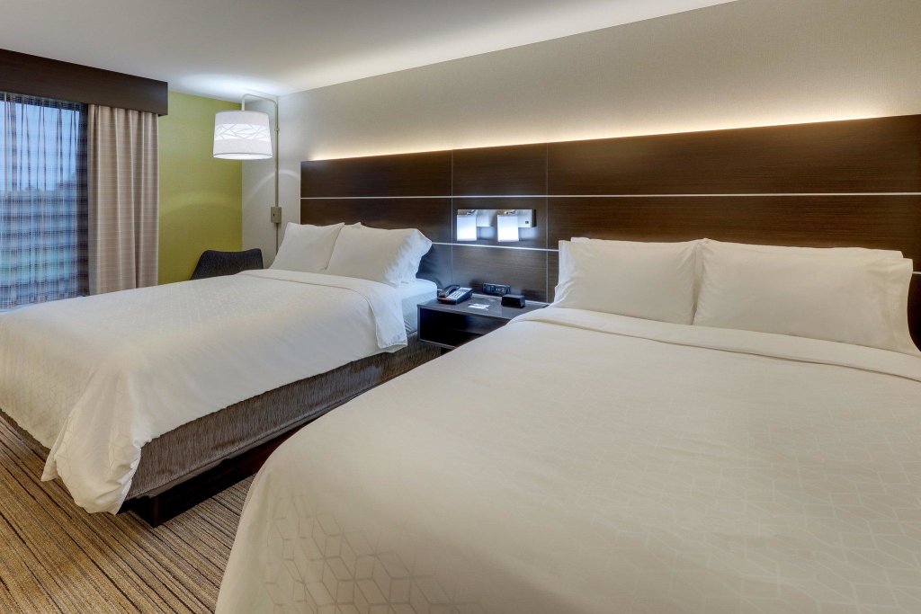 Четырёхместный люкс Holiday Inn Express & Suites Troy, an IHG Hotel