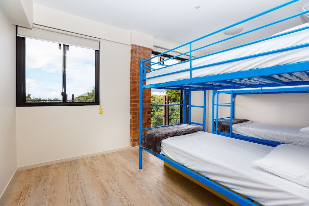 Кровать в общем номере с балконом и с видом на воду Global Backpackers Cairns