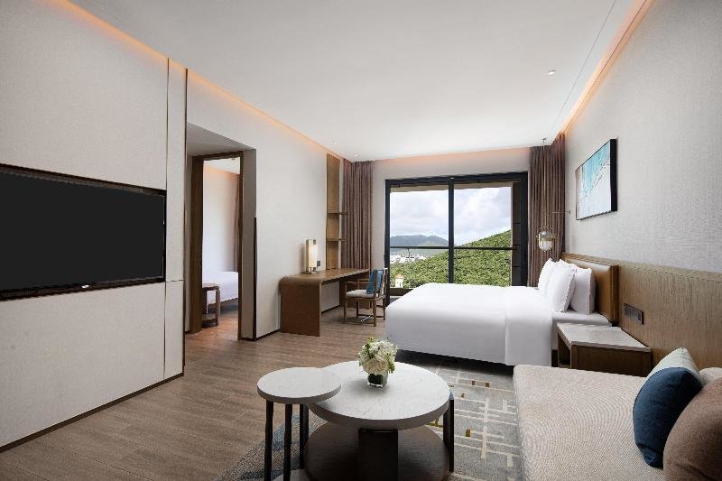 Люкс с видом на горы Holiday Inn & Suites Sanya Yalong Bay, an IHG Hotel
