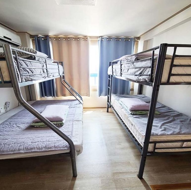Cama en dormitorio compartido Yangyang Nusasurf Guest House