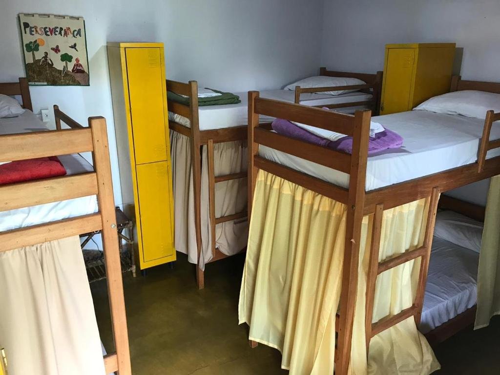 Кровать в общем номере Buddy's Hostel & Pousada Alto Paraiso