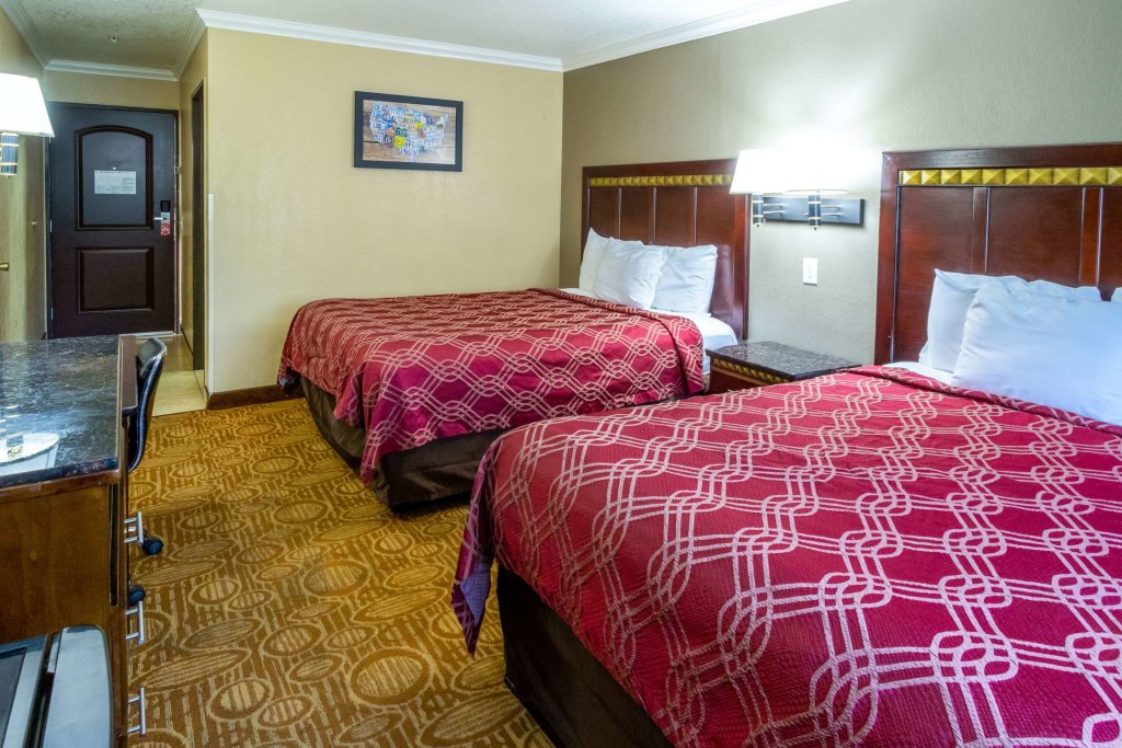Standard Quadruple room Econo Lodge Inn & Suites Fallbrook Downtown