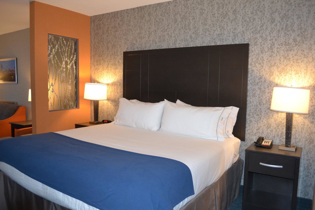 Номер Standard Holiday Inn Express Hotel & Suites Knoxville, an IHG Hotel