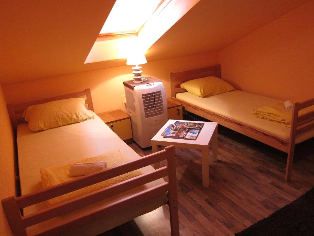 Кровать в общем номере Hostel Taso's House