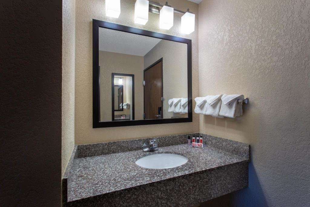 Deluxe Suite The Armada Inn & Suites Glendale Heights
