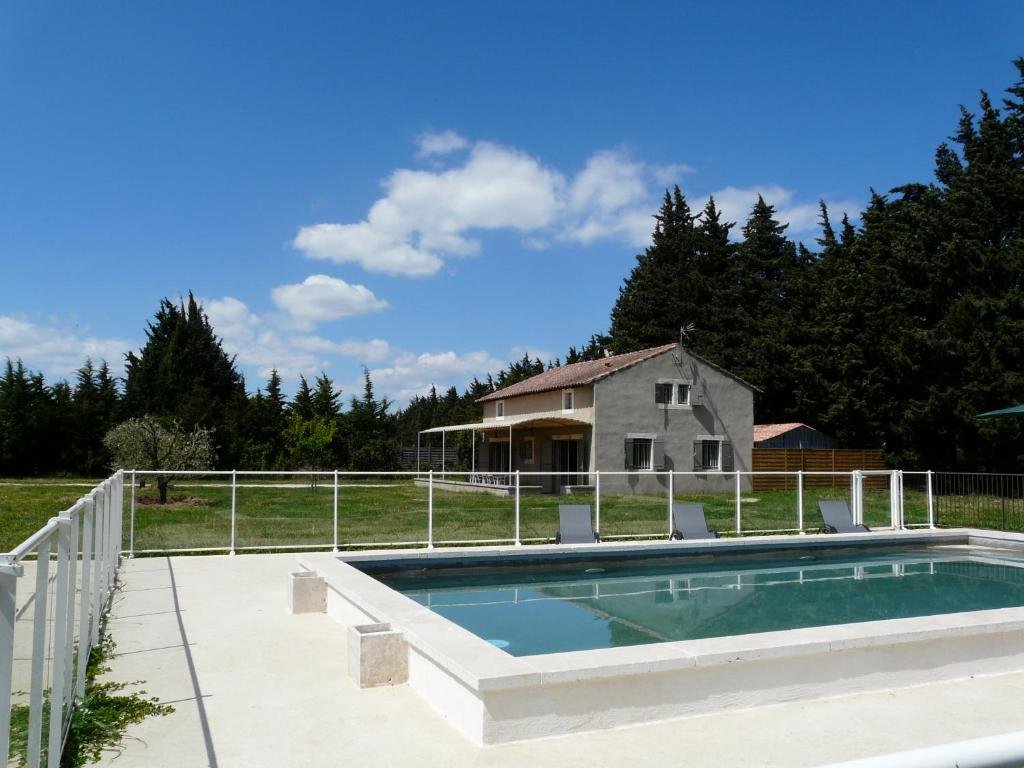 Hütte air-conditioned family house with fenced pool in fontvieille in the alpilles, sleeps 8