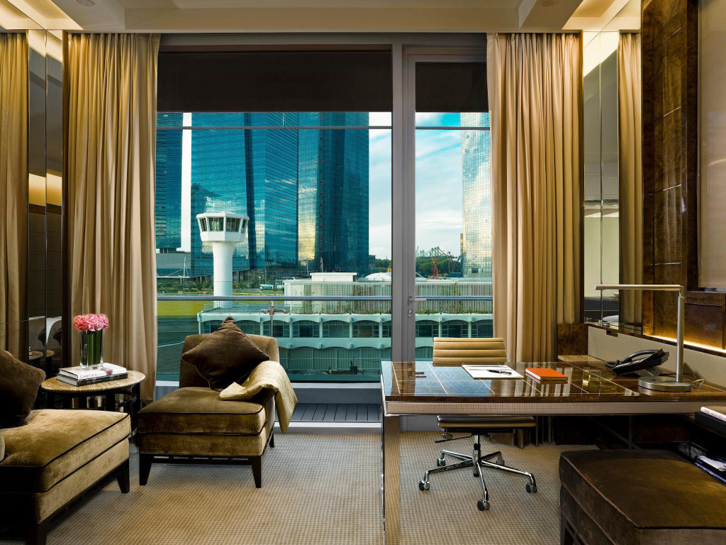 Двухместный номер Deluxe с балконом и с красивым видом из окна The Fullerton Bay Hotel Singapore