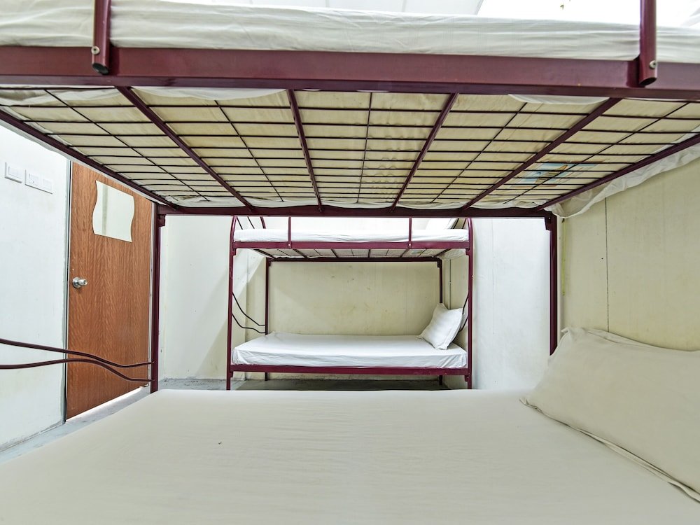 Кровать в общем номере SPOT ON 90795 HungryBedz Youth Hostel