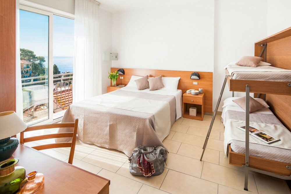Standard Quadruple room with partial sea view Hotel Europa