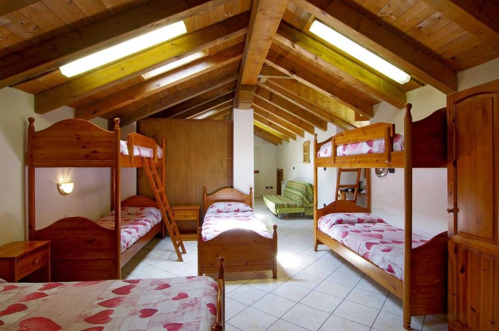 Кровать в общем номере Ostello Ou Crierel