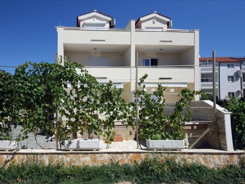 Appartement Charming 2-bed Apartment in Srima With sea View